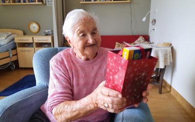 Děti obdarovaly vybrané klienty SeniorCentra Liberec