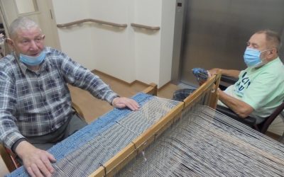 Klienti v Domově Příbor tkají koberce
